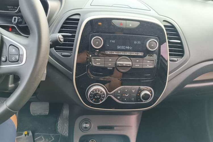 Used Renault Captur 2018 TCe190 Urban Dynamic Edition Audio And AC Panel