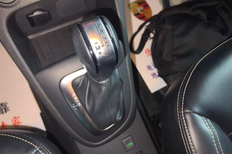 Used Renault Captur 2018 TCe190 Urban Style Edition Gear Lever