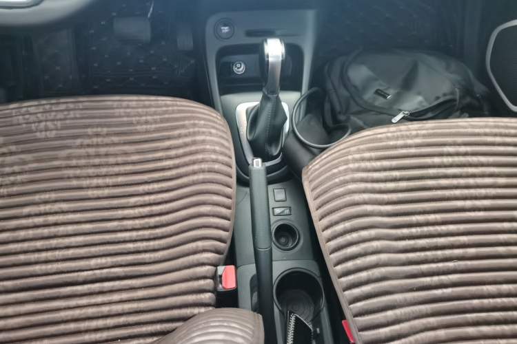 Used Renault Captur 2018 TCe190 Urban Style Edition Gear Lever