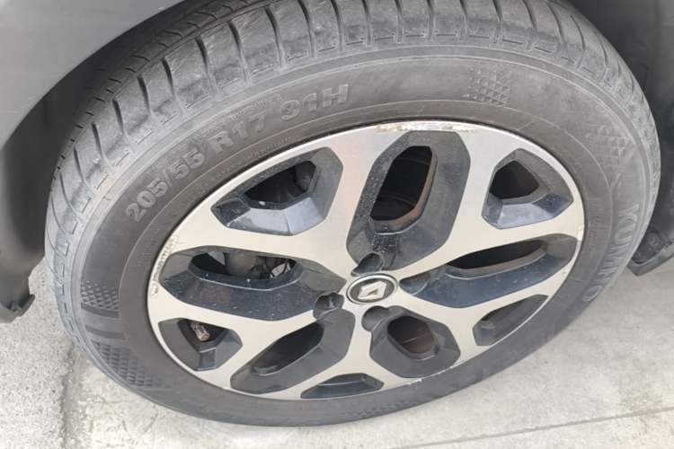 Used Renault Captur 2018 TCe190 Urban Dynamic Edition Left Front Wheel Hub