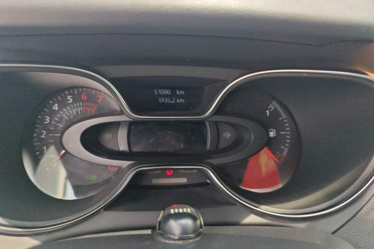 Used Renault Captur 2018 TCe190 Urban Style Edition Odometer Close Up
