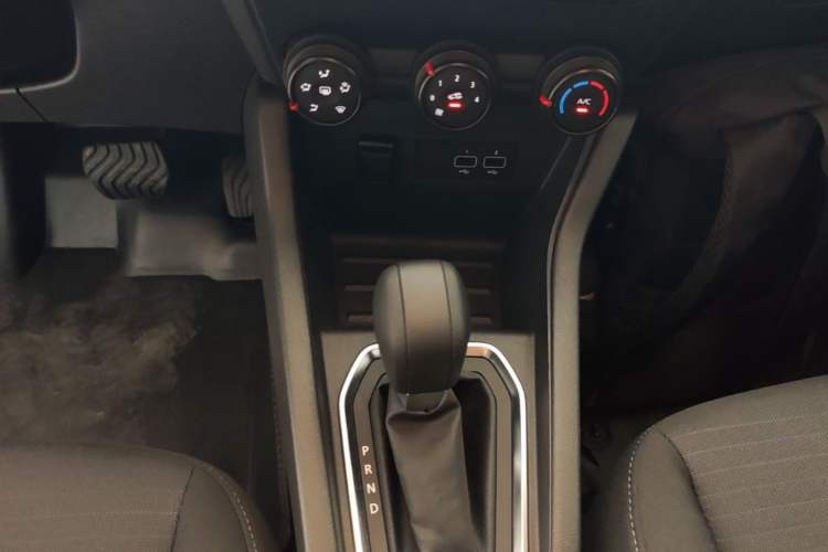 Used Renault Clio 2019 TCe270 Automatic Sporty Model Gear Lever