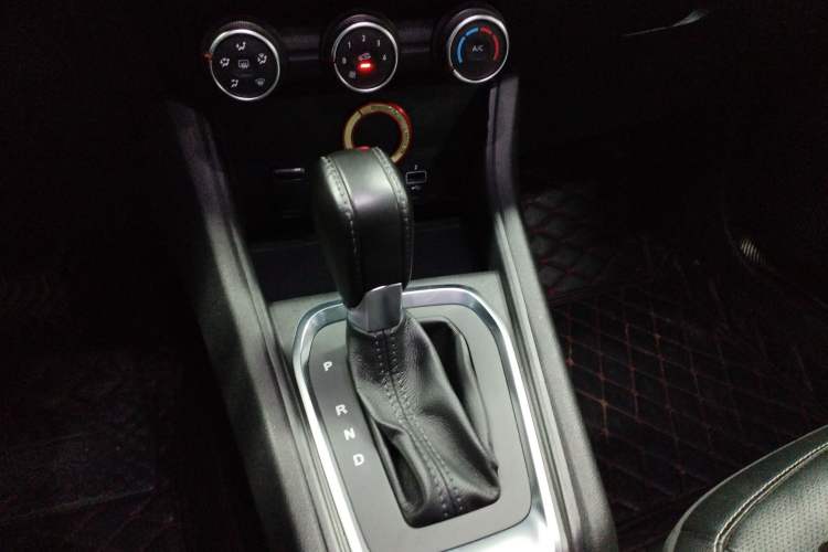 Used Renault Clio 2019 TCe270 Automatic Dynamic Model Gear Lever