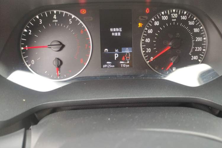 Used Renault Clio 2019 TCe270 Automatic Dynamic Model Odometer Close Up