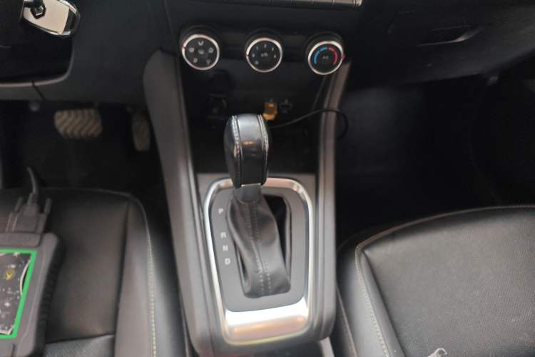 Used Renault Clio 2019 TCe270 Automatic Dynamic Model Gear Lever