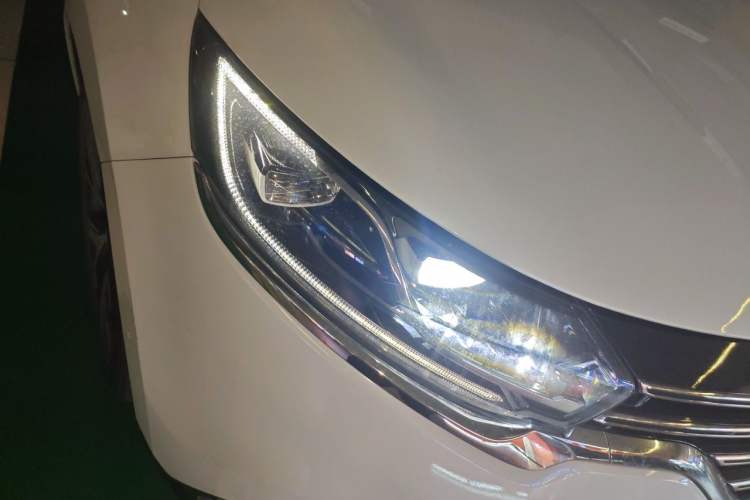 Used Renault Espace Classic 2018 TCe 300 Prestige Edition Right Front Headlight