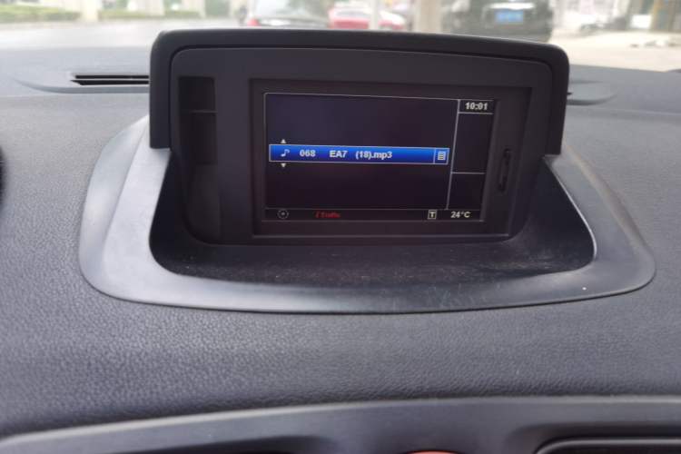 Used Renault Fluence 2011 2.0L Luxury Navigation Edition Audio And AC Panel