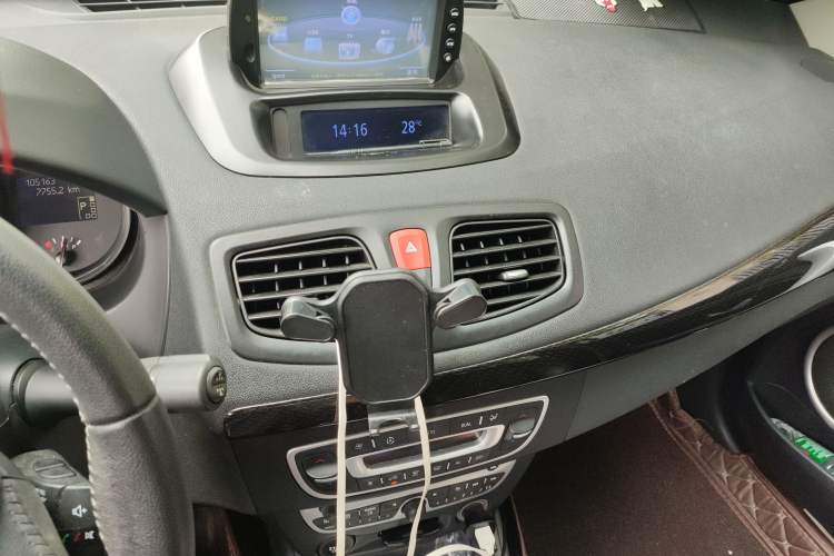 Used Renault Fluence 2011 2.0L Standard Edition Audio And AC Panel