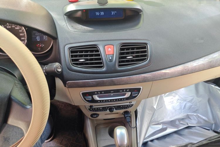 Used Renault Fluence 2011 2.0L Fashion Edition Audio And AC Panel