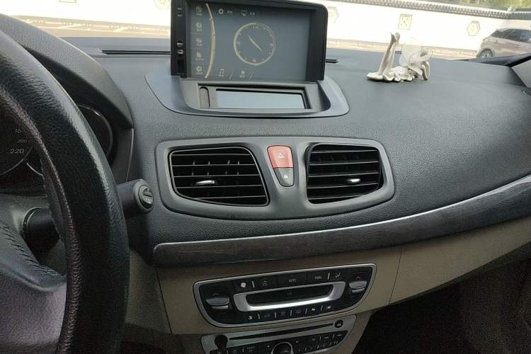 Used Renault Fluence 2011 2.0L Fashion Edition Audio And AC Panel