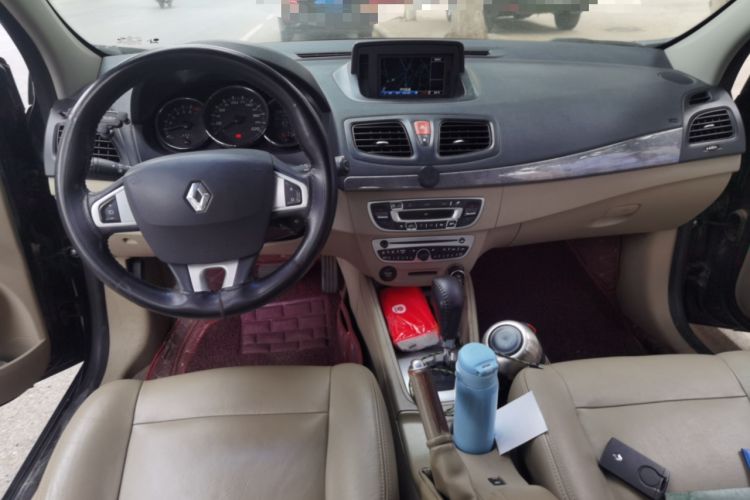 Used Renault Fluence 2011 2.0L Luxury Navigation Edition Center Console