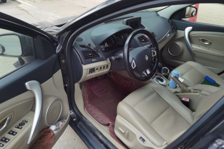 Used Renault Fluence 2011 2.0L Luxury Navigation Edition Driver Seat