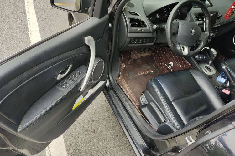 Used Renault Fluence 2011 2.0L Standard Edition Driver Seat