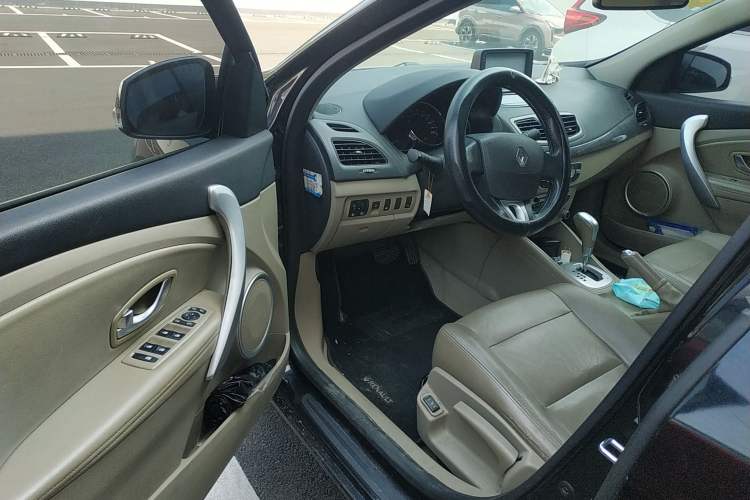 Used Renault Fluence 2011 2.0L Fashion Edition Driver Seat