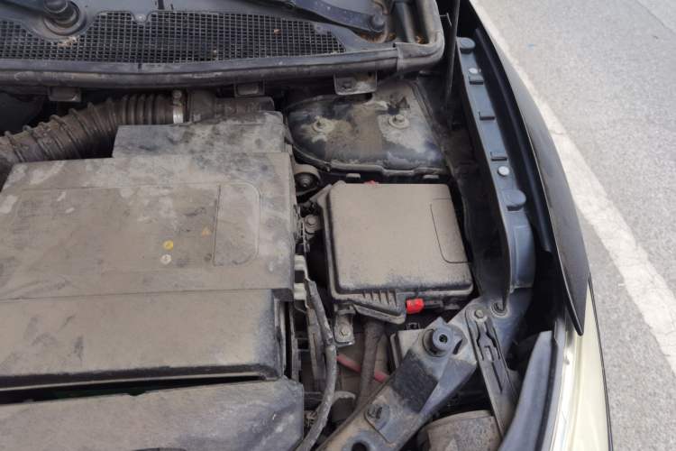 Used Renault Fluence 2011 2.0L Luxury Navigation Edition Engine Bay Left