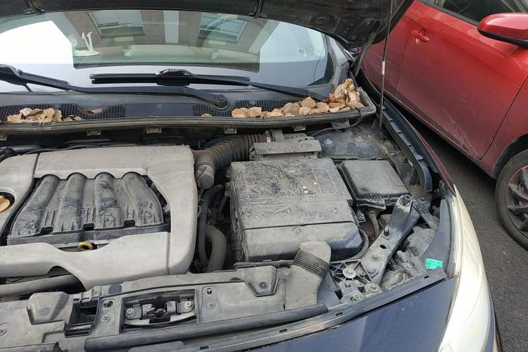 Used Renault Fluence 2011 2.0L Fashion Edition Engine Bay Left