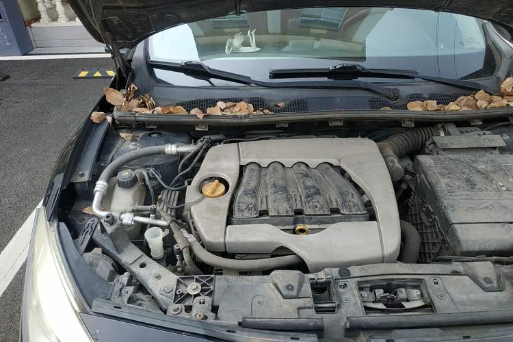 Used Renault Fluence 2011 2.0L Fashion Edition Engine Bay Right