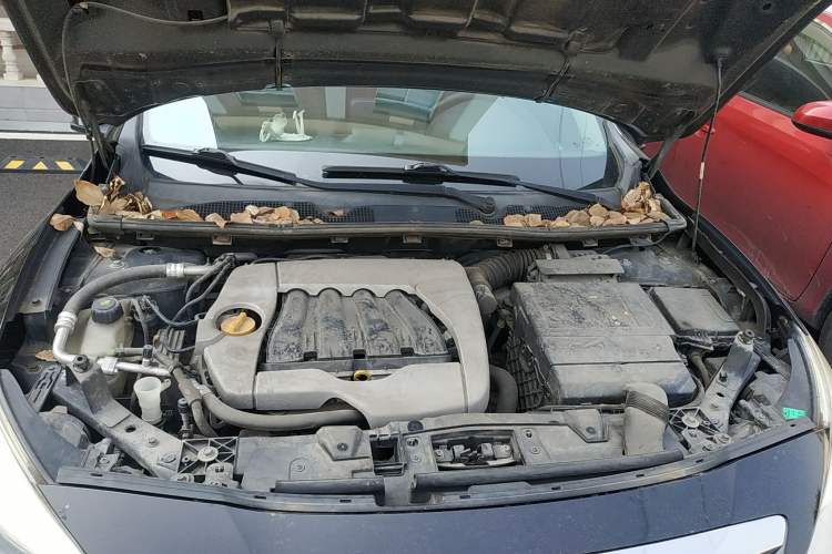 Used Renault Fluence 2011 2.0L Fashion Edition Engine Bay