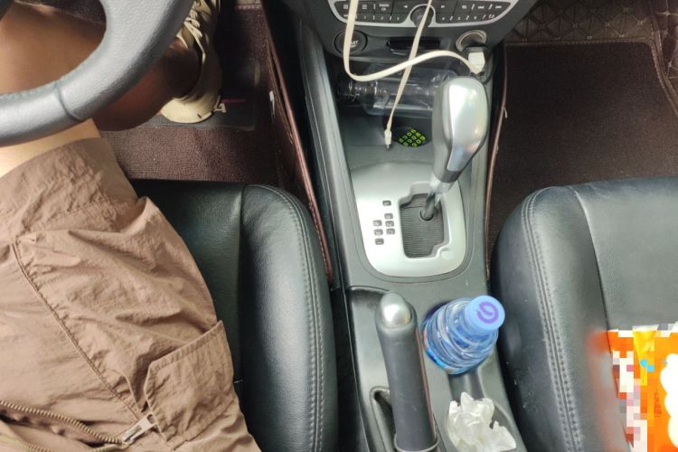 Used Renault Fluence 2011 2.0L Standard Edition Gear Lever