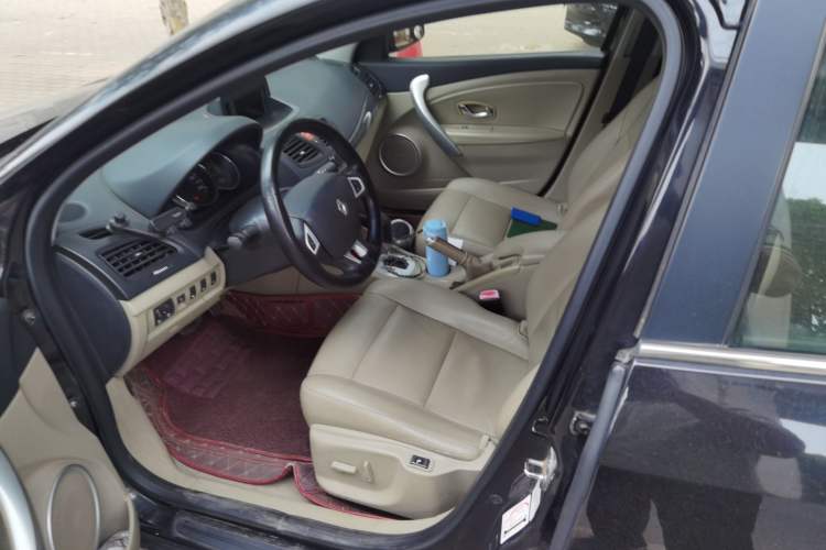Used Renault Fluence 2011 2.0L Luxury Navigation Edition Left Front Seat