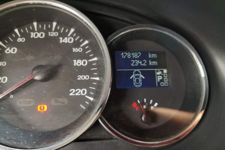Used Renault Fluence 2011 2.0L Luxury Navigation Edition Odometer Close Up