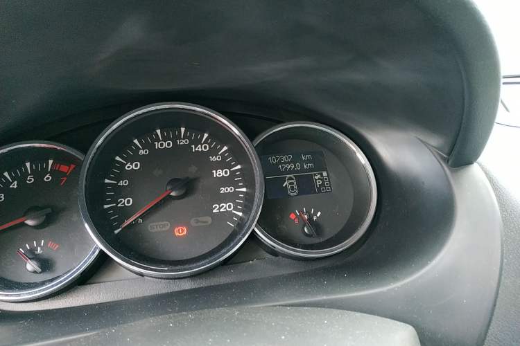 Used Renault Fluence 2011 2.0L Fashion Edition Odometer Close Up
