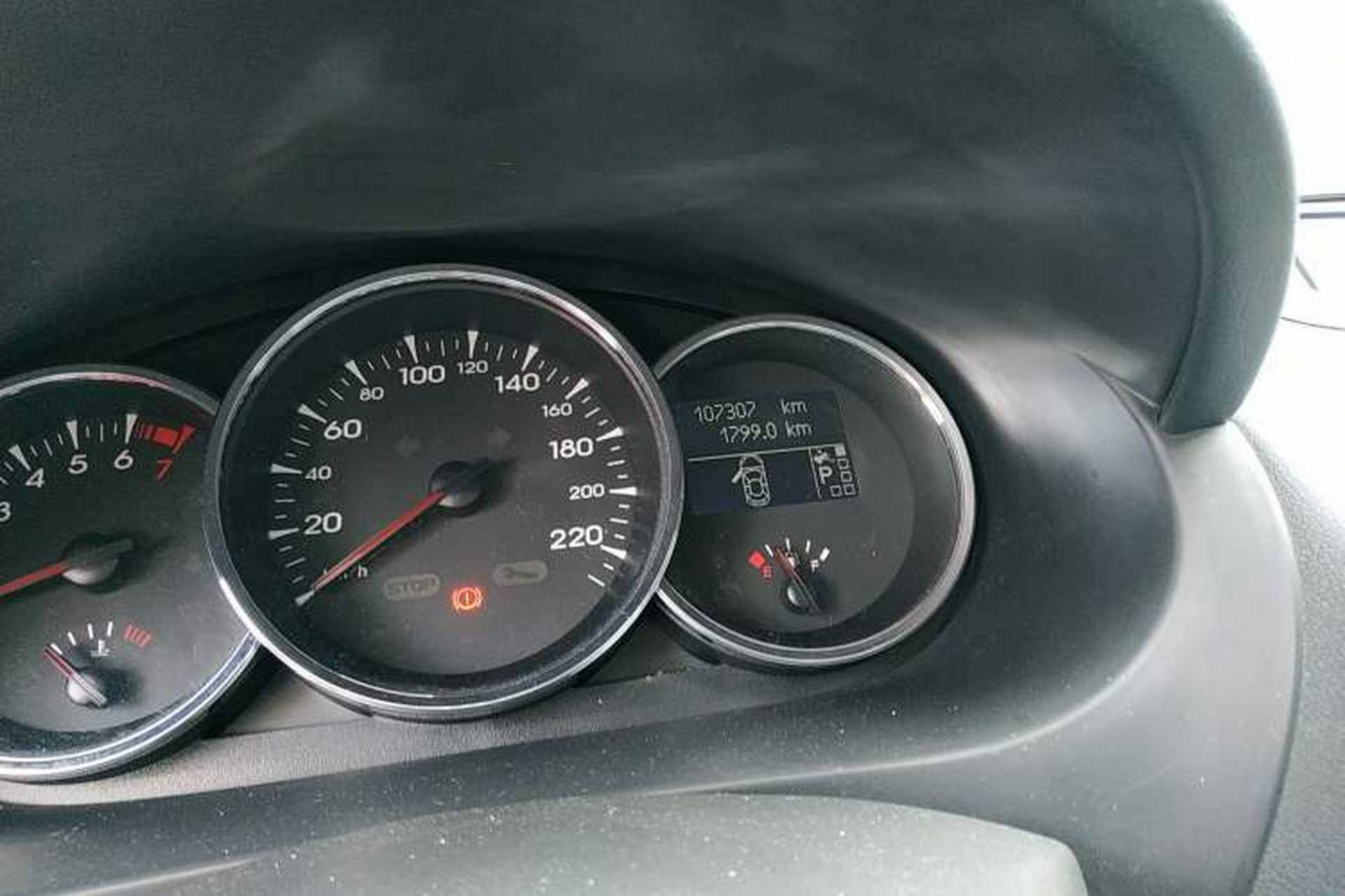 Used Renault Fluence 2011 2.0L Fashion Edition Odometer Close Up