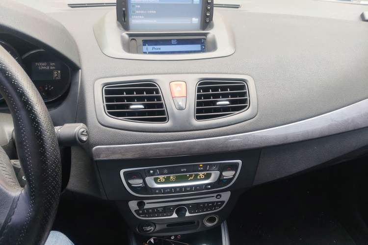 Used Renault Fluence 2011 2.0L Fashion Edition Audio And AC Panel