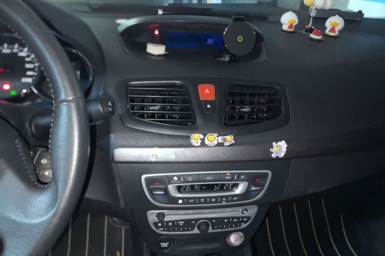 Used Renault Fluence 2011 2.0L Fashion Edition Audio And AC Panel