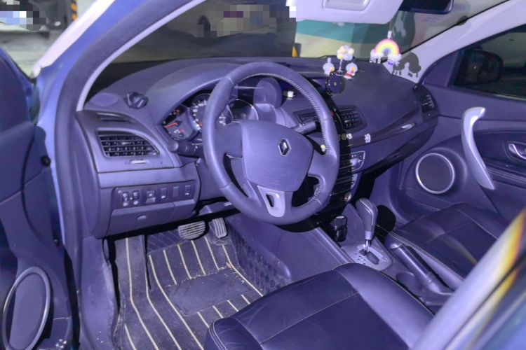 Used Renault Fluence 2011 2.0L Fashion Edition Center Console