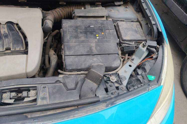 Used Renault Fluence 2011 2.0L Fashion Edition Engine Bay Left