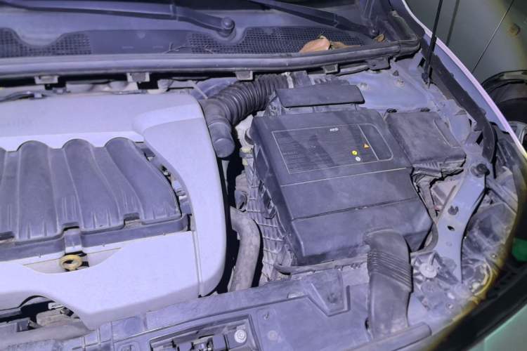 Used Renault Fluence 2011 2.0L Fashion Edition Engine Bay Left
