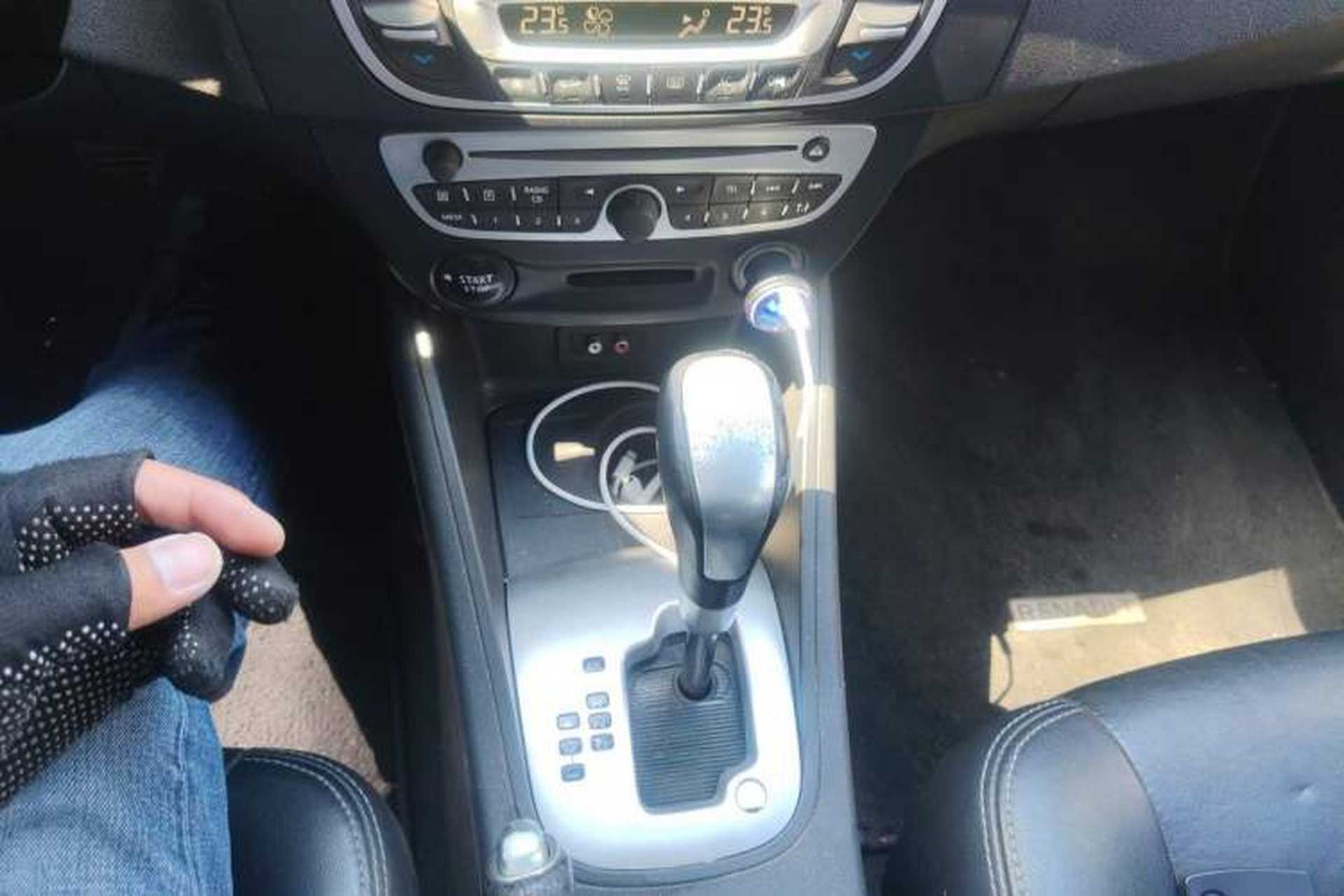 Used Renault Fluence 2011 2.0L Fashion Edition Gear Lever