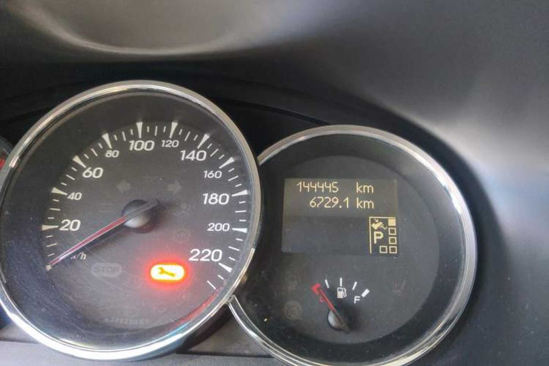 Used Renault Fluence 2011 2.0L Fashion Edition Odometer Close Up