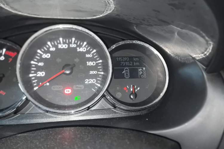 Used Renault Fluence 2011 2.0L Fashion Edition Odometer Close Up