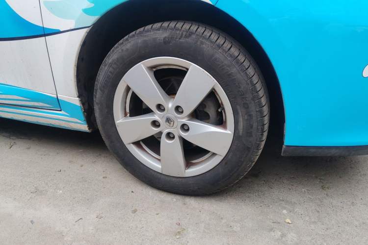 Used Renault Fluence 2011 2.0L Fashion Edition Right Front Wheel Hub