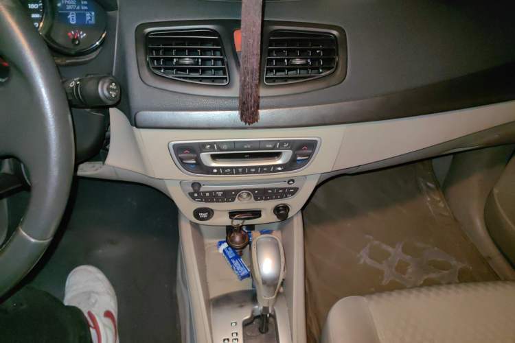 Used Renault Fluence 2011 2.0L Standard Edition Audio And AC Panel