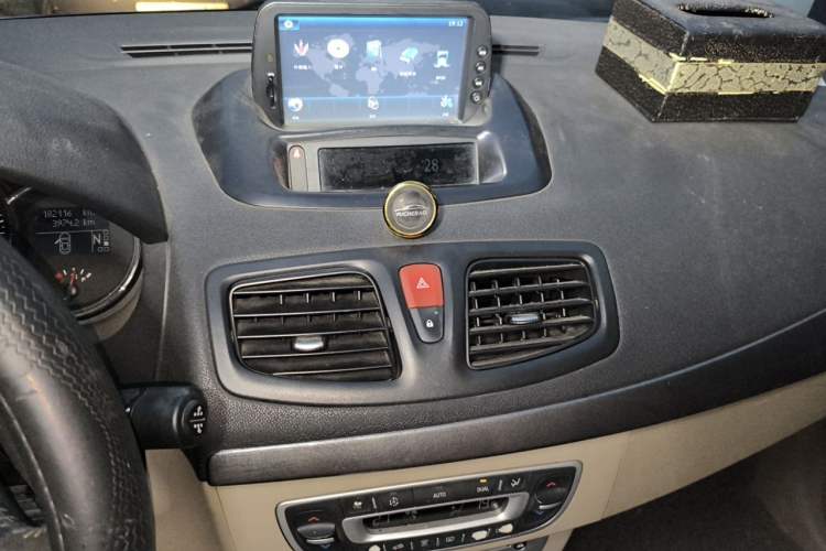 Used Renault Fluence 2011 2.0L Standard Edition Audio And AC Panel