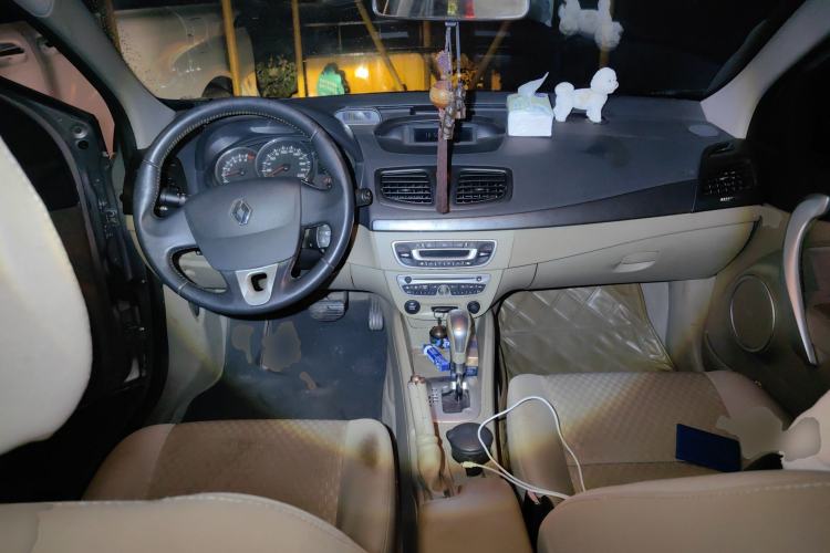 Used Renault Fluence 2011 2.0L Standard Edition Center Console