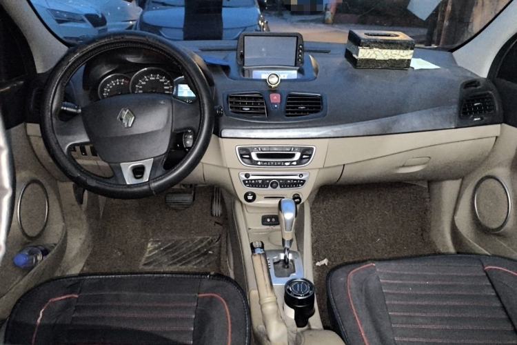 Used Renault Fluence 2011 2.0L Standard Edition Center Console