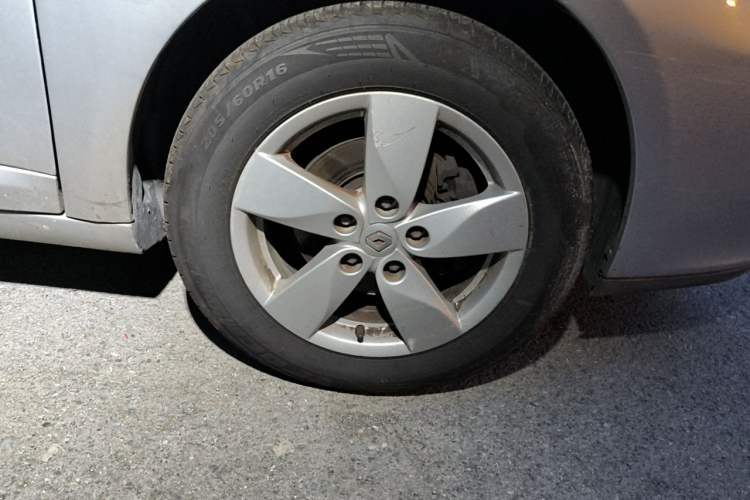 Used Renault Fluence 2011 2.0L Standard Edition Right Front Wheel Hub