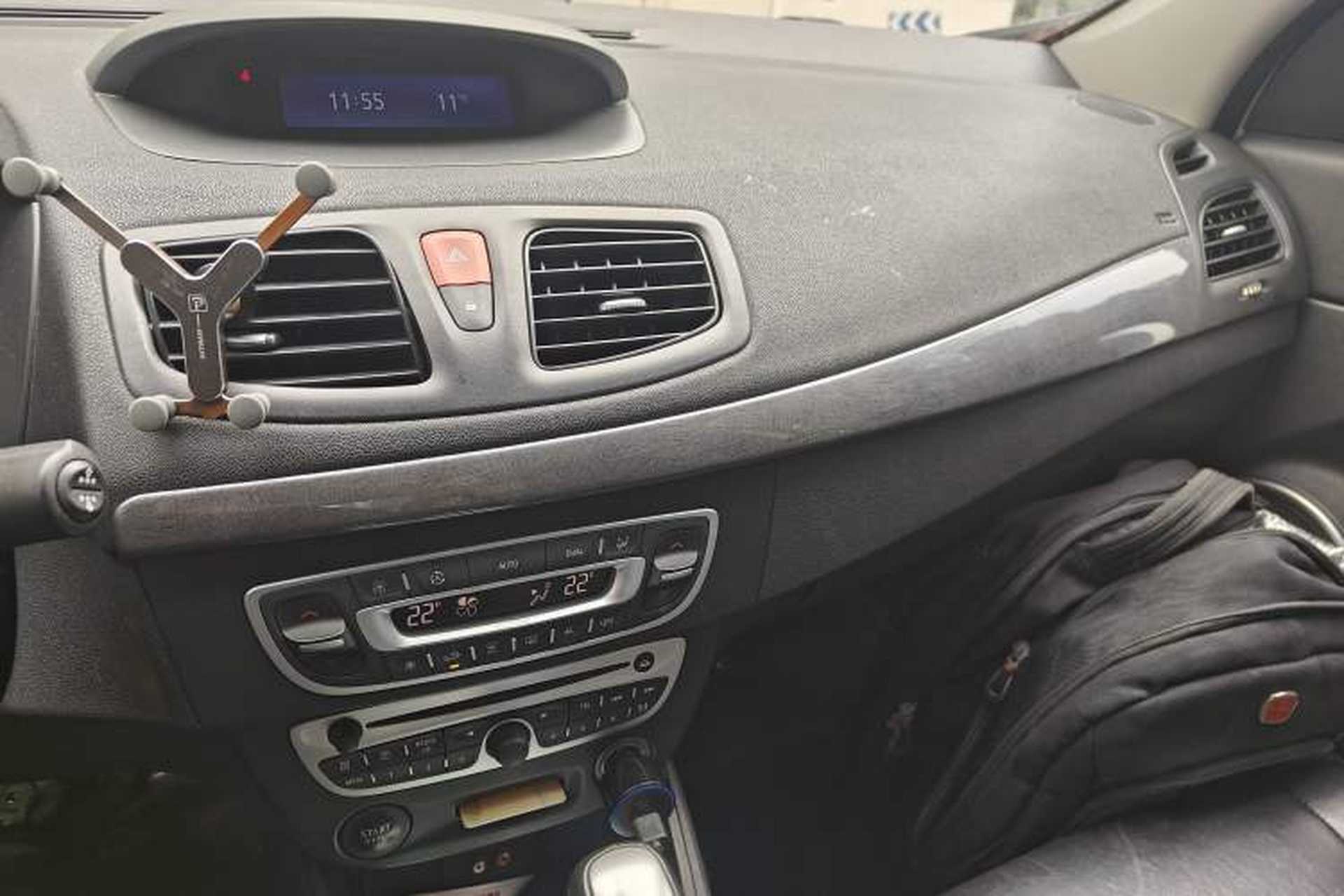 Used Renault Fluence 2011 2.0L Fashion Edition Audio And AC Panel