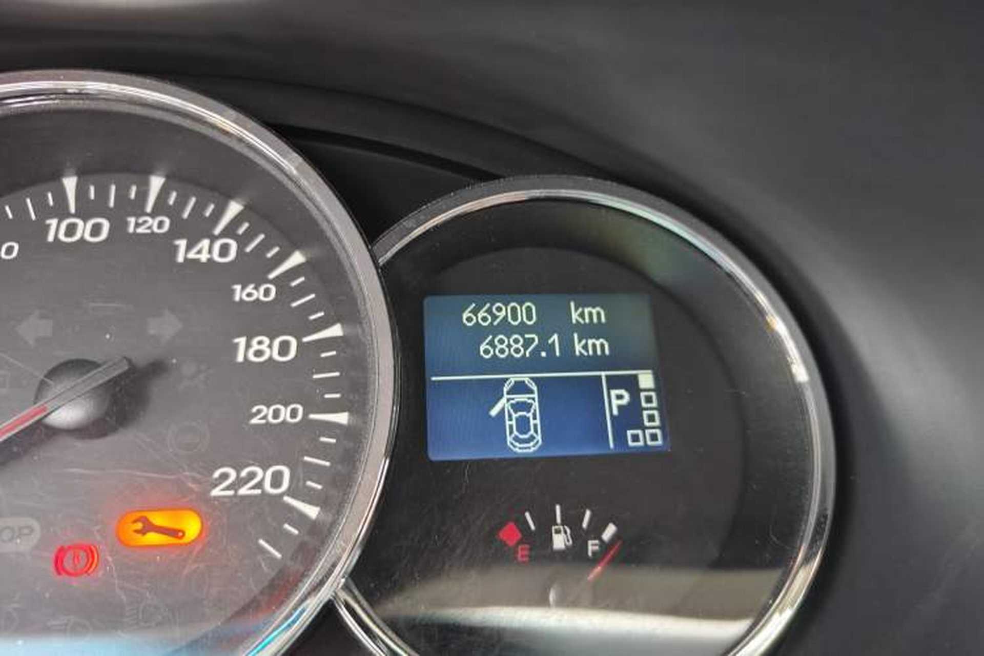 Used Renault Fluence 2011 2.0L Fashion Edition Odometer Close Up