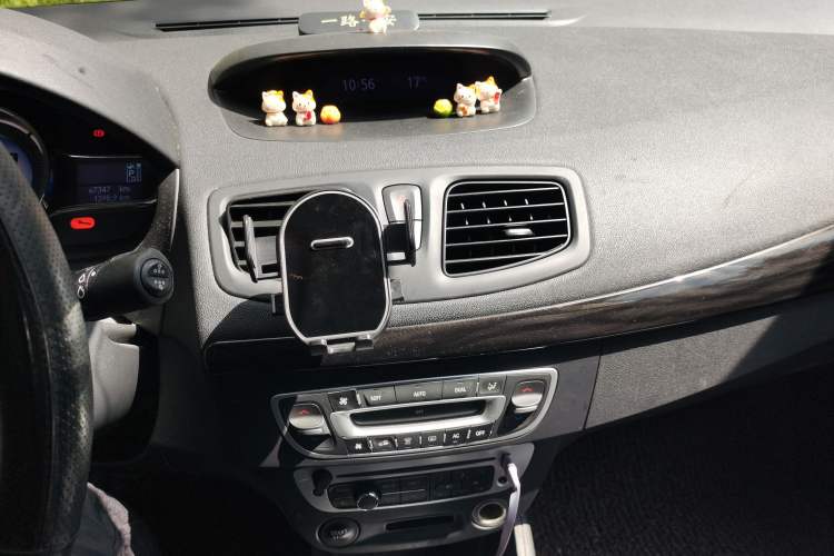 Used Renault Fluence 2013 2.0L Fashion Edition Audio And AC Panel