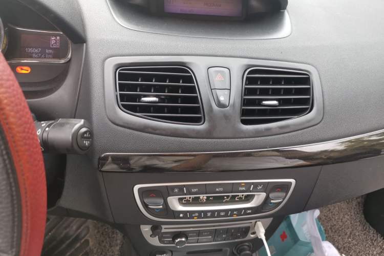 Used Renault Fluence 2013 2.0L Fashion Edition Audio And AC Panel