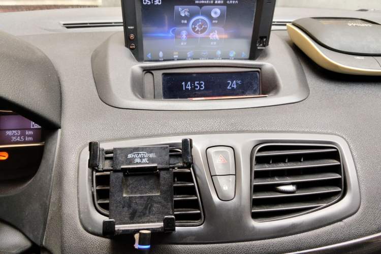 Used Renault Fluence 2013 2.0L Comfort Edition Audio And AC Panel