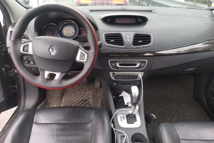 Used Renault Fluence 2013 2.0L Fashion Edition Center Console