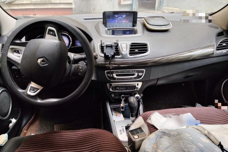 Used Renault Fluence 2013 2.0L Comfort Edition Center Console