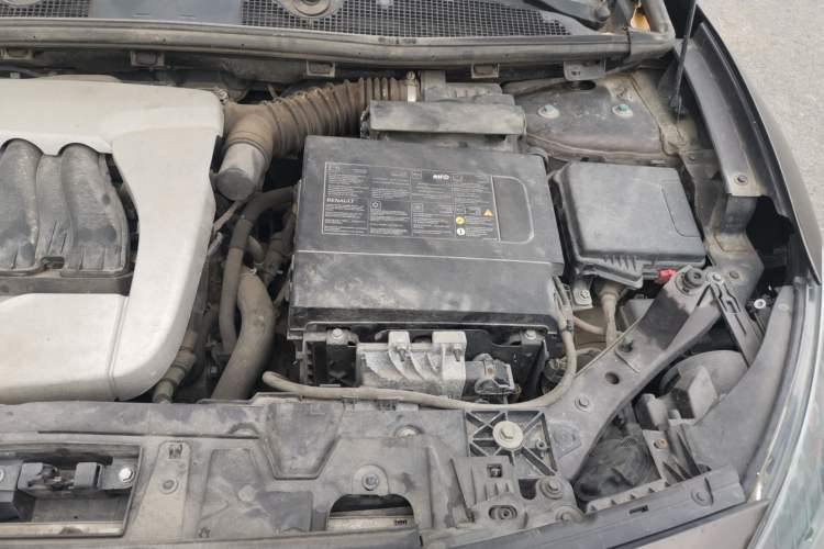 Used Renault Fluence 2013 2.0L Fashion Edition Engine Bay Left