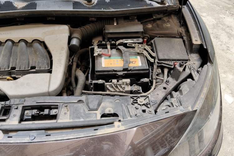 Used Renault Fluence 2013 2.0L Comfort Edition Engine Bay Left